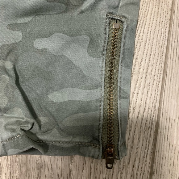 American Eagle high rise cropped jegging size 2 short camouflage print - Picture 4 of 9